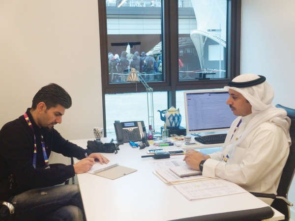بدر المطيري يتحدث الى الزميل عبدالمحسن الايوبي