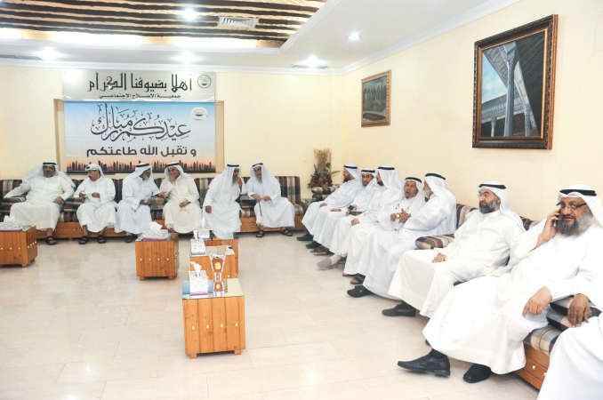 دعبدالله العتيقي مع عدد من المهنئين 