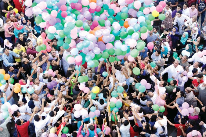 لقطة لمظاهر الاحتفال بالعيد خارج مسجد الصديق في القاهرة امس الاول اپ