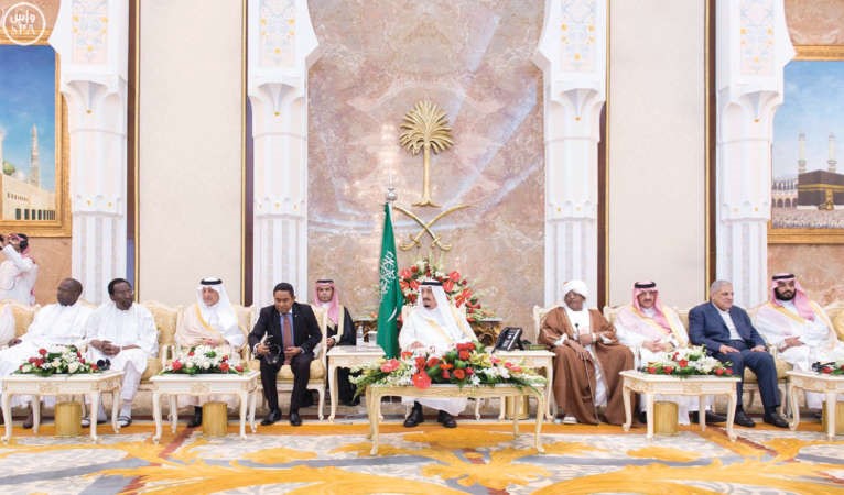 خادم الحرمين الشريفين الملك سلمان بن عبدالعزيز يتوسط مجموعة من قادة الدول الاسلامية وكبار الشخصيات الاسلامية ممن ادوا فريضة الحج هذا العام بحضور اصحاب السمو الملكي الامراء محمد بن نايف ومحمد بن سلمان وخالد الفيصل واس