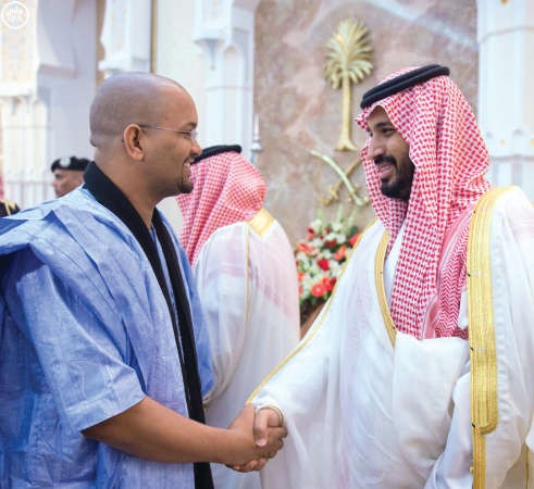 وصاحب السمو الملكي الامير محمد بن سلمان مع احد الضيوف
