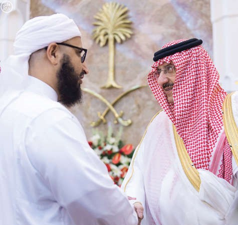 وصاحب السمو الملكي الامير محمد بن نايف مستقبلا احد الضيوف
