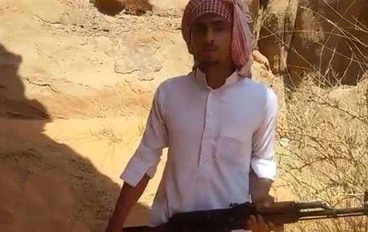 بالفيديو.. جريمة مروعة تهز السعودية: داعشي يقتل ابن عمه اليتيم الذي تربى معه ويصور العملية بأمر من الخليفة.. ووالده مصدوم
