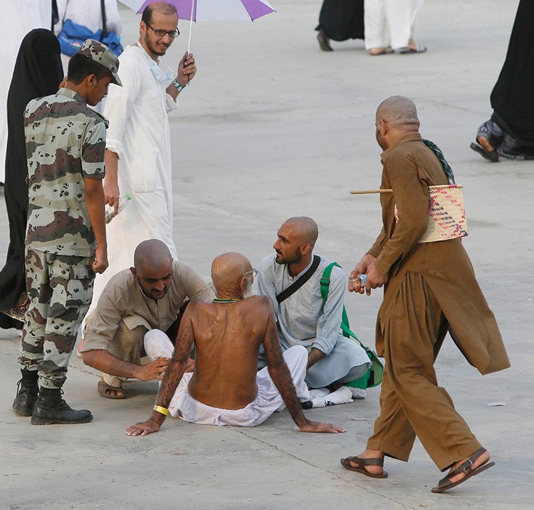 صور الحاج الذي حمل والده على ظهره لمسافة كيلو