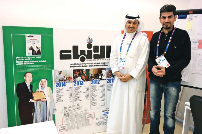 بدر المطيري والزميل عبدالمحسن الايوبي امام اللوحة البانورامية التي اهدتها الانباء الى جناح الكويت في اكسبو ميلانو﻿
