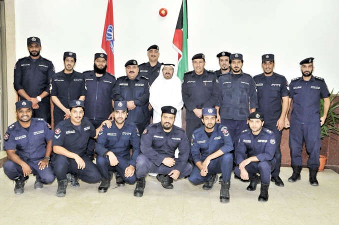 الفريق الانصاري يتوسط رجال الاطفاء