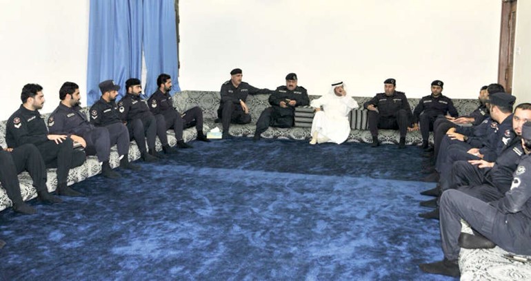 الفريق الانصاري خلال حديثه مع عدد من الاطفائيين