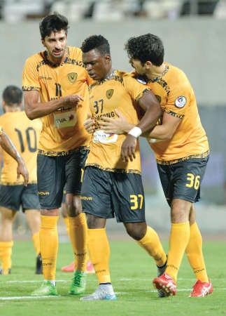 رشيد سومايلا غاضب في المباراة	الازرقكوم﻿