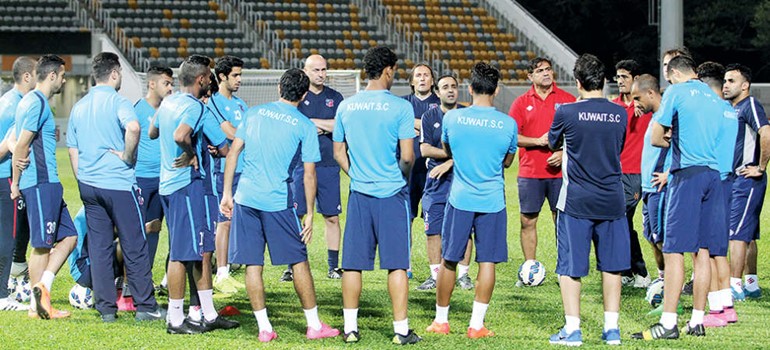 مدرب الابيض محمد ابراهيم مع اللاعبين قبل التدريب﻿