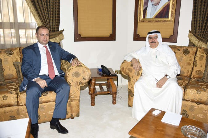 الفريق ثابت المهنا مستقبلا السفير الارميني﻿