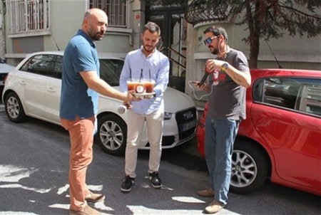 بالصور.. خالد أرغنش يتحول لـ«نادل» في مطعم زوجته