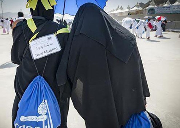 بالصور.. مريض يهدي طبيبته الفلبينية ماء زمزم.. فتتعافى من السرطان وتعتنق الإسلام