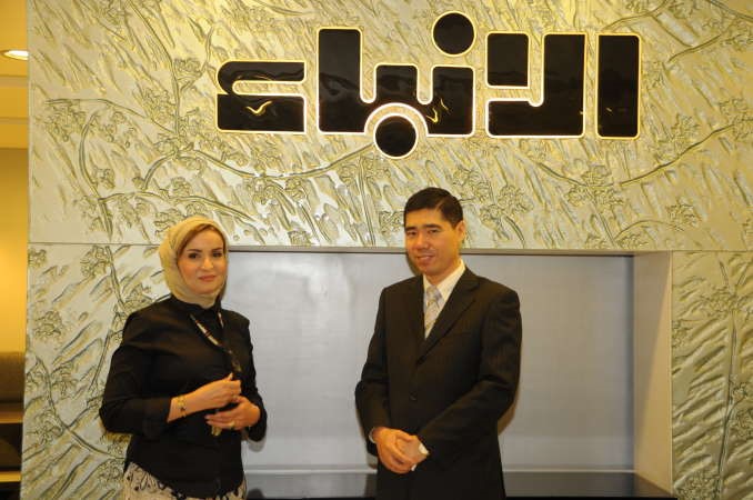 السفير الصيني وانغ دي مع الزميلة هالة عمران خلال زيارته لـ الانباء 	يوسف كريم ﻿