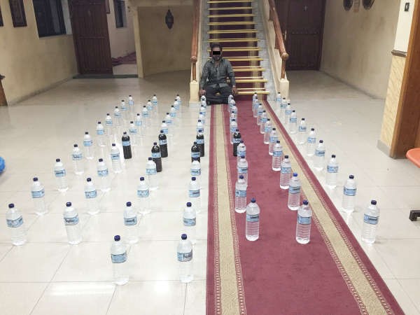  الهندي في صورة تذكارية مع الخمور في مديرية الامن ﻿