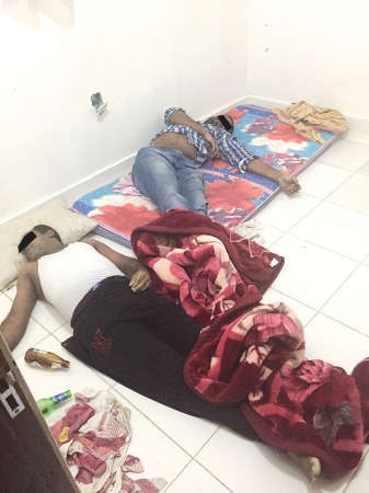 جثتا الوافدين قبل احالتهما الى الطب الشرعي ﻿