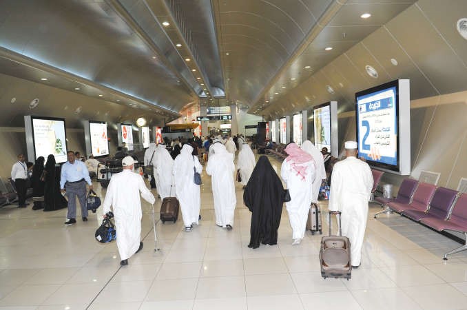 حجاج لدى خروجهم من صالة المطار ﻿