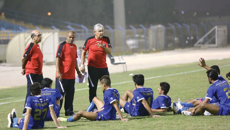 مدرب ازرق الشباب وليام لوشيوس يوجه اللاعبين﻿