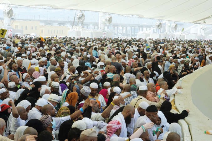 ضيوف الرحمن في ثالث ايام التشريق يرمون الجمرات