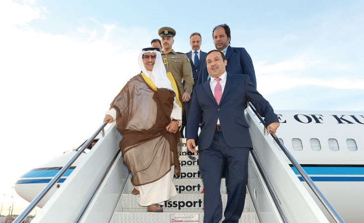 سمو الشيخ جابر المبارك لدى وصوله الى نيويورك ويبدو الشيخ سالم العبدالله