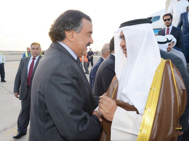 سمو الشيخ جابر المبارك لدى وصوله وفي استقباله خالد الجارالله