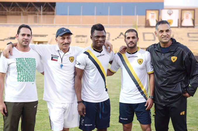المطوع وسومايلا يتوسطان راشد بديح ومحمد بنيان وشاكر الشطي﻿