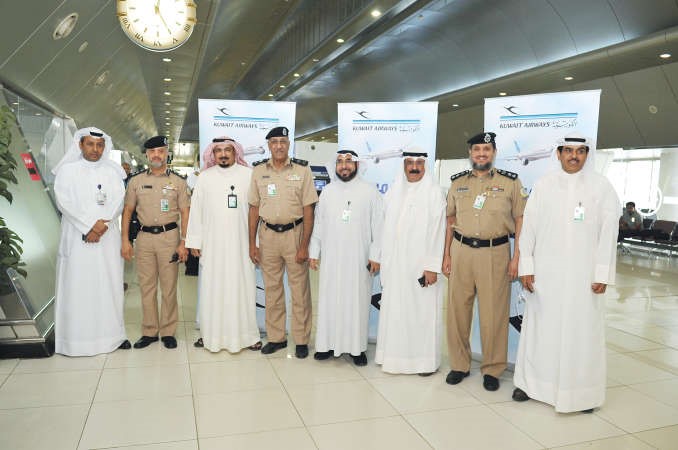 اللواء فيصل السنين متوسطا قيادات المطار في استقبال الحجاج ﻿