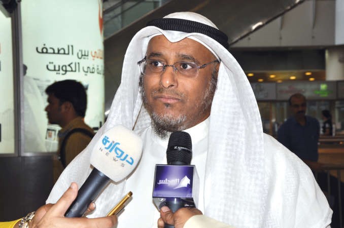 دخالد السلطان متحدثا الى وسائل الاعلام﻿