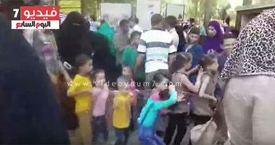 اب يجر ابناءه بـحبل