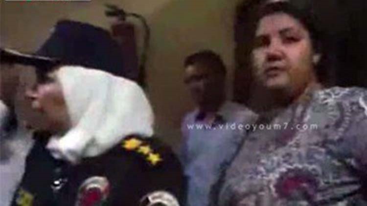 بالفيديو.. مصرية لمتحرش: "مش هسيب حقي وهديك بالجزمة"