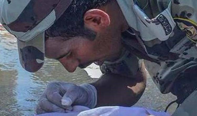 بالفيديو.. رجل امن سعودي يلقن حاجاً آسيوياً "الشهادة" اثناء احتضاره