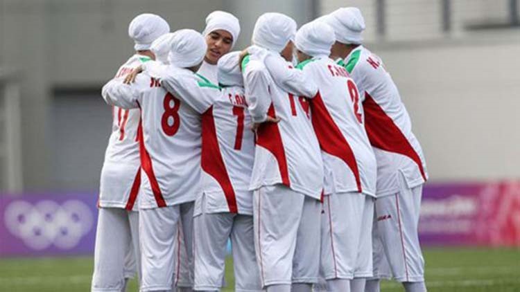 بالفيديو.. سهير القيسي تضحك على خبر "فضيحة مشاركة 8 لاعبين ذكور في منتخب إيران للسيدات"