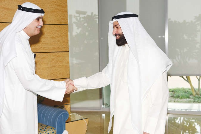 دعلي العمير مصافحا نزار العدساني 
