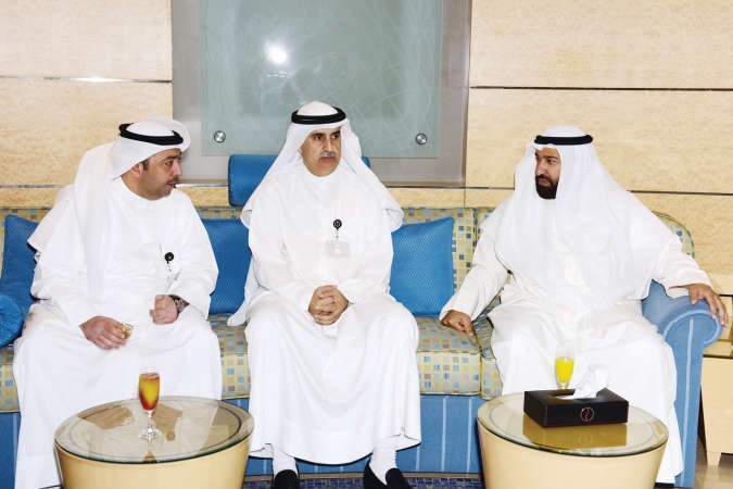 حديث بين دعلي العمير والشيخ طلال الصباح في حضور نزار العدساني 