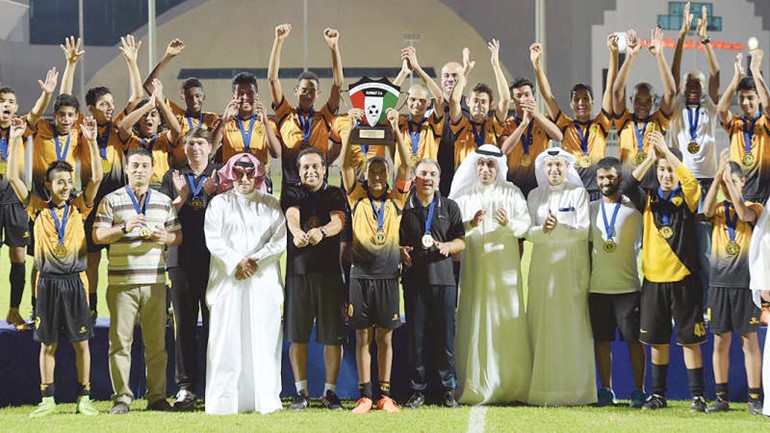 لاعبو اشبال القادسية يحملون كاس السوبر