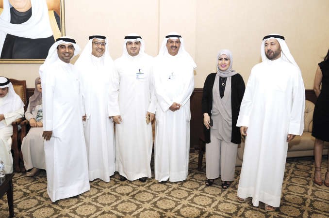 داحمد الاثري متوسطا عددا من المهنئين﻿