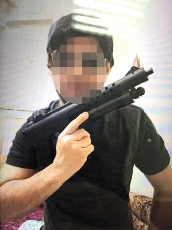 احدى الصور التي عثر عليها رجال الامن في هاتف البدون وهو يحمل سلاحا اوتوماتيكيا﻿