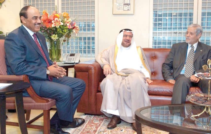 الشيخ صباح الخالد خلال اجتماعه مع امين عام منظمة التعاون الاسلامي د اياد امين مدني﻿