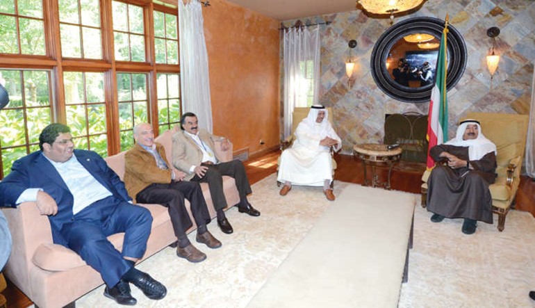 صاحب السمو الامير الشيخ صباح الاحمد وسمو الشيخ جابر المبارك وخالد الجارالله ومحمد ابوالحسن والشيخ فهد جابر المبارك﻿
