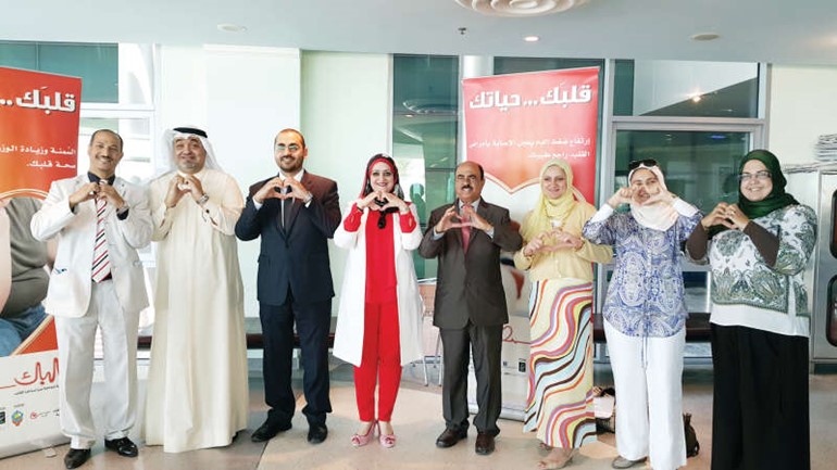 دهند الشومر وبول رينالدس ونهاد الحاج وعدد من الحضور خلال اليوم المفتوح الذي نظمته جمعية القلب الكويتية 
