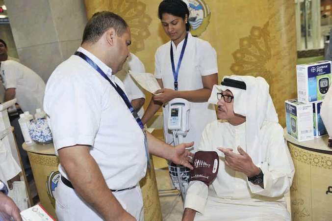 قياس ضغط الدم لاحد المشاركين خلال الاحتفال هاني عبدالله