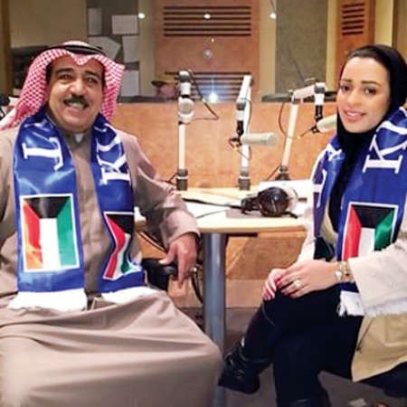 العنزي مع الزميلة نيلة عبدالله في حلقة سابقة من برنامج نسايم﻿