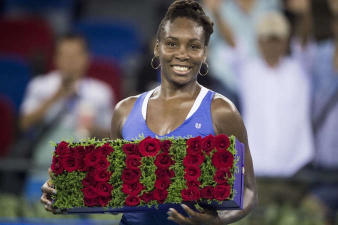 فينوس حاملة باقة ورد عليها رقم 700﻿