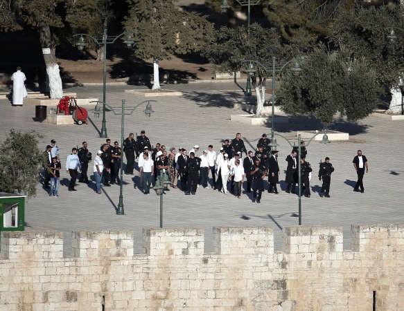 شرطة الاحتلال تقوم بحماية المتطرفين اليهود لدى دخولهم الاقصى المبارك	افپ﻿