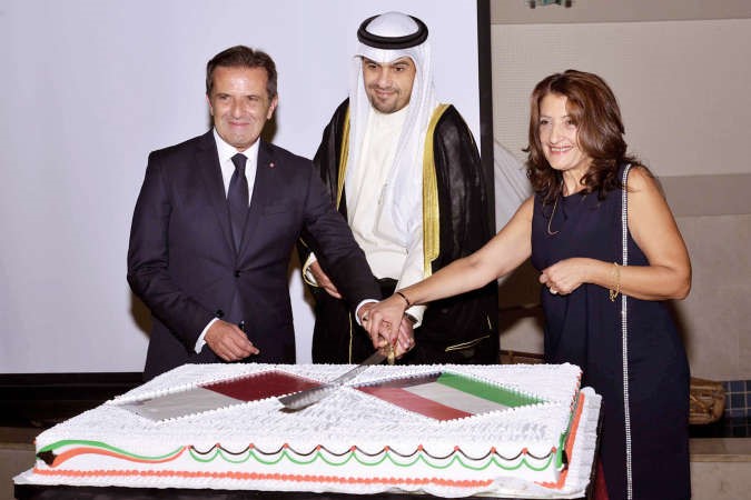 الصالح يشارك سفير مالطا وحرمه قطع كيكة الاحتفال	شانافاس قاسم﻿