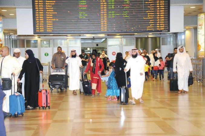عدد من الحجاج لدى وصولهم الى مطار الكويت