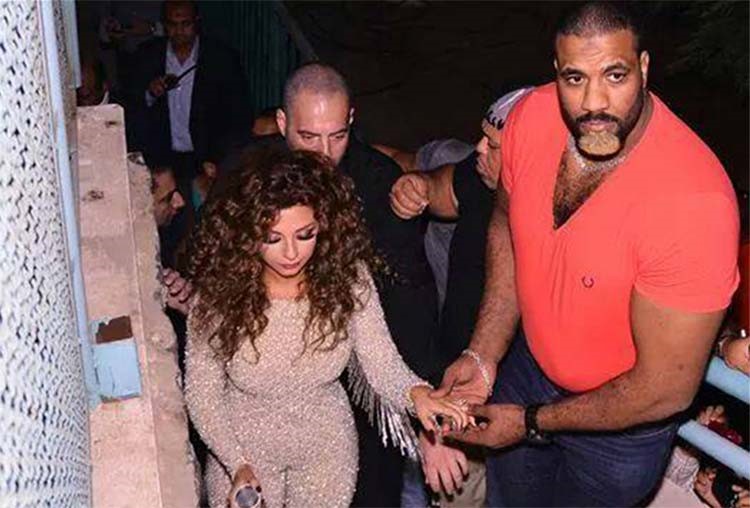 بالصور.. هؤلاء أضخم "بودي جاردات" الفنانين العرب.. وحارس منى زكي الاضخم