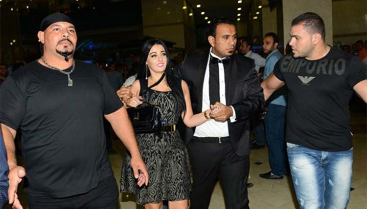 بالصور.. هؤلاء أضخم "بودي جاردات" الفنانين العرب.. وحارس منى زكي الاضخم