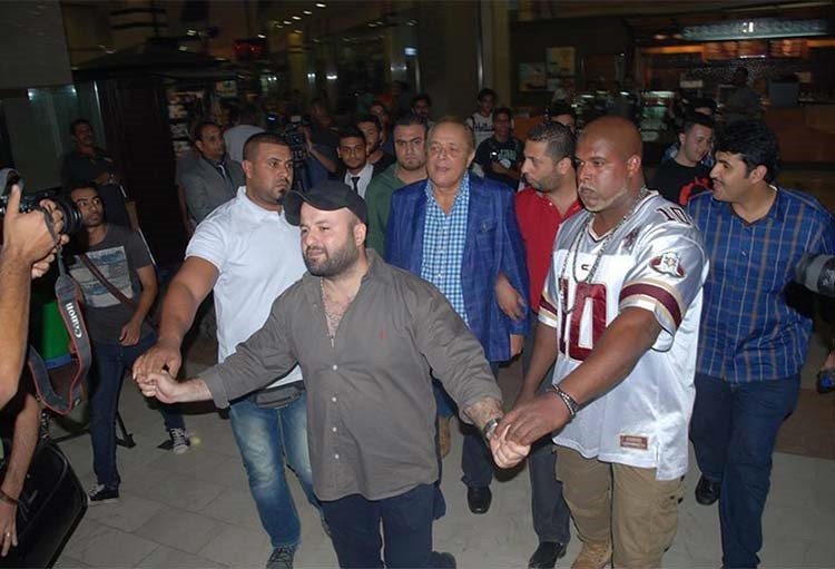 بالصور.. هؤلاء أضخم "بودي جاردات" الفنانين العرب.. وحارس منى زكي الاضخم