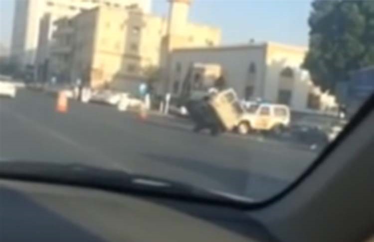 بالفيديو.. ماذا فعل خليجي أمام نقطة أمنية؟