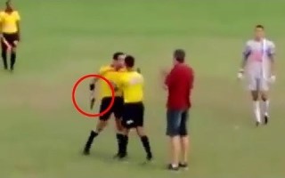 بالفيديو.. حكم برازيلي يُشهر مسدساً في وجه لاعب! 